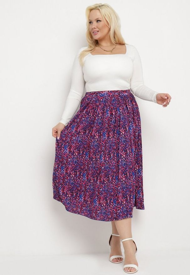 Born2be - Granatowo-Fioletowa Plisowana Spódnica z Wiskozy w Drobny Wzór z Gumką w Pasie Starona. Okazja: na co dzień. Kolor: niebieski. Materiał: wiskoza. Styl: casual