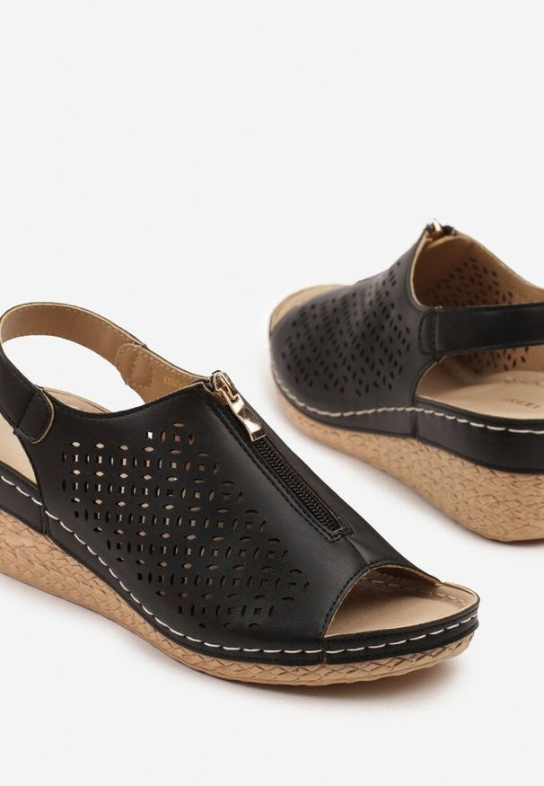 Born2be - Czarne Sandały Vices na Koturnie z Ozdobnym Suwakiem Ovilore. Okazja: na co dzień. Kolor: czarny. Materiał: jeans. Sezon: lato, wiosna. Obcas: na koturnie. Styl: casual