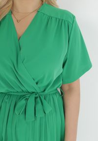 Born2be - Zielona Sukienka z Kopertowym Dekoltem Wiązanym Paskiem i Gumką w Pasie Vung. Kolor: zielony. Materiał: materiał. Typ sukienki: kopertowe. Długość: mini #3