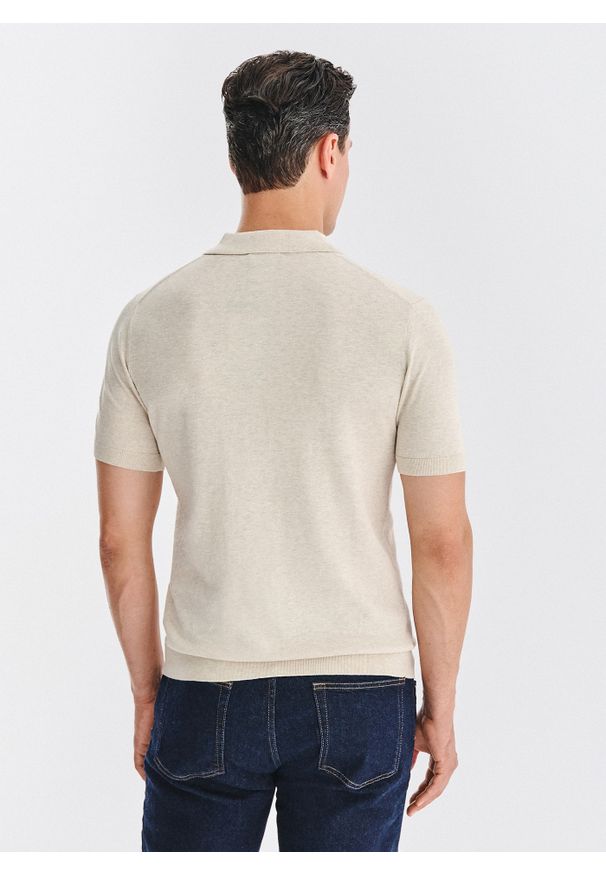 Pako Lorente - PAKO LORENTE - Beżowy swetrowy t-shirt polo. Okazja: na co dzień. Typ kołnierza: polo. Kolor: beżowy, czarny, niebieski. Materiał: bawełna, jedwab. Długość rękawa: krótki rękaw. Długość: krótkie. Styl: casual, elegancki