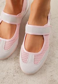 Renee - Różowe Tenisówki Typu Sneakeriny Ozdobione Napisem Emirinne. Okazja: na co dzień. Zapięcie: rzepy. Kolor: różowy. Wzór: aplikacja, napisy. Styl: casual #8