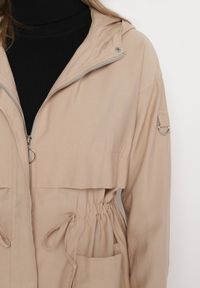 Born2be - Jasnobeżowa Kurtka Parka z Nieodpinanym Kapturem i Troczkiem w Pasie Mevarie. Okazja: na co dzień. Kolor: beżowy. Materiał: jeans. Wzór: aplikacja. Styl: casual, sportowy #5