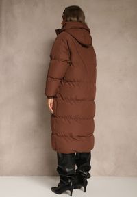 Renee - Brązowa Długa Kurtka Pikowana z Kapturem Serea. Okazja: na co dzień. Typ kołnierza: kaptur. Kolor: brązowy. Materiał: jeans. Długość: długie. Styl: casual
