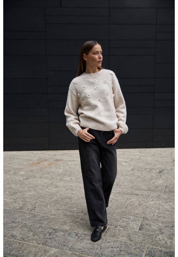 MOODO - Sweter z aplikacją beżowy. Kolor: beżowy. Materiał: poliamid, akryl, poliester. Wzór: aplikacja