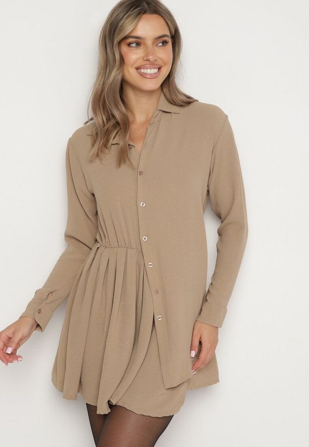 Born2be - Ciemnobeżowa Asymetryczna Sukienka o Koszulowym Kroju z Gumką w Talii Elodina. Kolor: beżowy. Długość rękawa: długi rękaw. Typ sukienki: koszulowe, asymetryczne. Styl: elegancki, sportowy