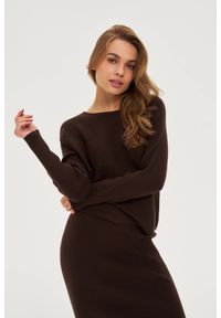MOODO - Prążkowany sweter brązowy. Kolor: brązowy. Materiał: prążkowany