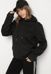 Born2be - Czarna Bluza z Kapturem i Kangurkową Kieszenią Envila. Okazja: na co dzień. Typ kołnierza: kaptur. Kolor: czarny. Materiał: jeans. Styl: elegancki, casual
