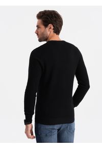 Ombre Clothing - Sweter męski z teksturą i półokrągłym dekoltem - czarny V4 OM-SWSW-0104 - XXL. Kolor: czarny. Materiał: bawełna, akryl. Długość rękawa: długi rękaw. Długość: długie. Wzór: aplikacja #2