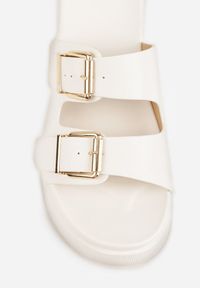 Renee - Białe Klapki na Platformie Ozdobione Metalicznymi Klamrami Galisiphe. Kolor: biały. Wzór: aplikacja. Sezon: wiosna, lato. Obcas: na platformie #8