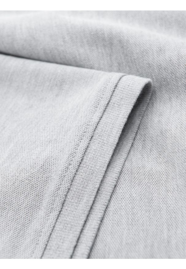 Ombre Clothing - Męska koszulka polo jednokolorowa BASIC z dzianiny pique - szara V20 - Rozmiar: M. Okazja: na co dzień. Typ kołnierza: polo. Kolor: szary. Materiał: dzianina. Wzór: haft, aplikacja, jednolity. Styl: sportowy, wizytowy, casual