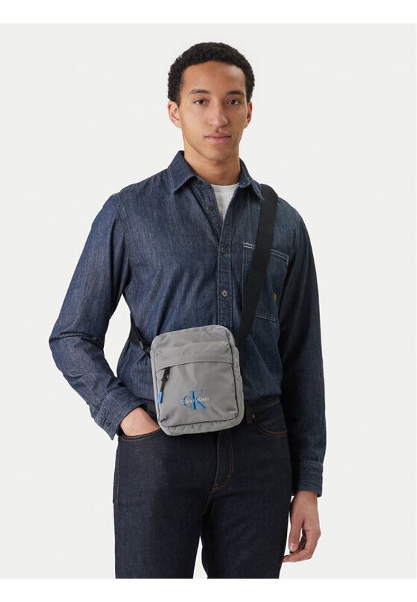 Calvin Klein Saszetka Bold Reporter LV04D3421G Szary. Kolor: szary. Materiał: materiał