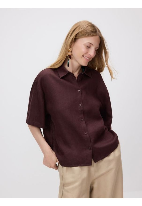 Reserved - Lniana koszula z krótkimi rękawami - ciemnobrązowy. Kolor: brązowy. Materiał: len. Długość rękawa: krótki rękaw. Długość: krótkie