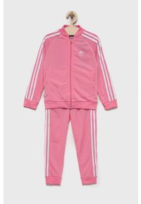 adidas Originals dres dziecięcy kolor różowy. Kolor: różowy. Materiał: dresówka. Wzór: aplikacja #1