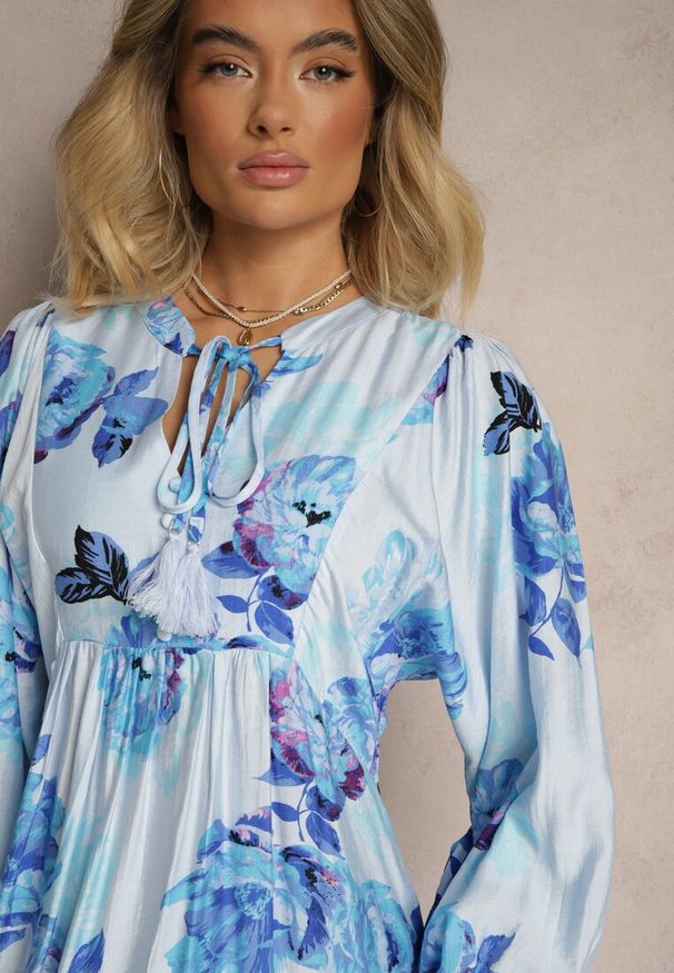 Renee - Niebieska Sukienka z Wiskozą o Rozkloszowanym Kroju w Kwiatowy Print Ridiorielle. Okazja: na co dzień. Kolor: niebieski. Materiał: wiskoza. Długość rękawa: długi rękaw. Wzór: kwiaty, nadruk. Typ sukienki: proste. Styl: casual