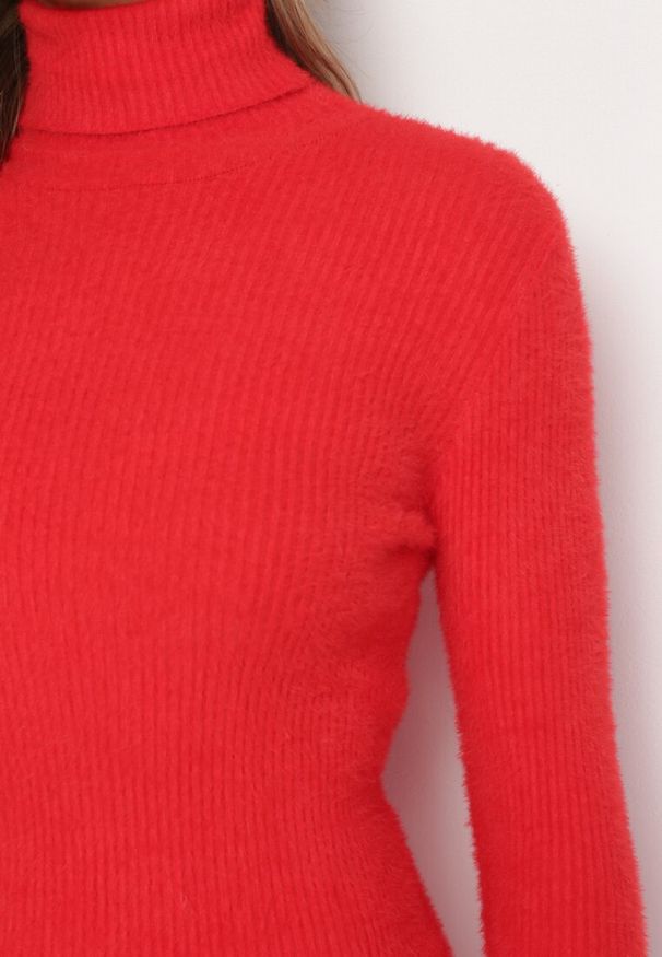 Born2be - Czerwona Sweterkowa Puchata Sukienka Midi z Wełny z Golfem Sebhat. Typ kołnierza: golf. Kolor: czerwony. Materiał: wełna. Długość: midi