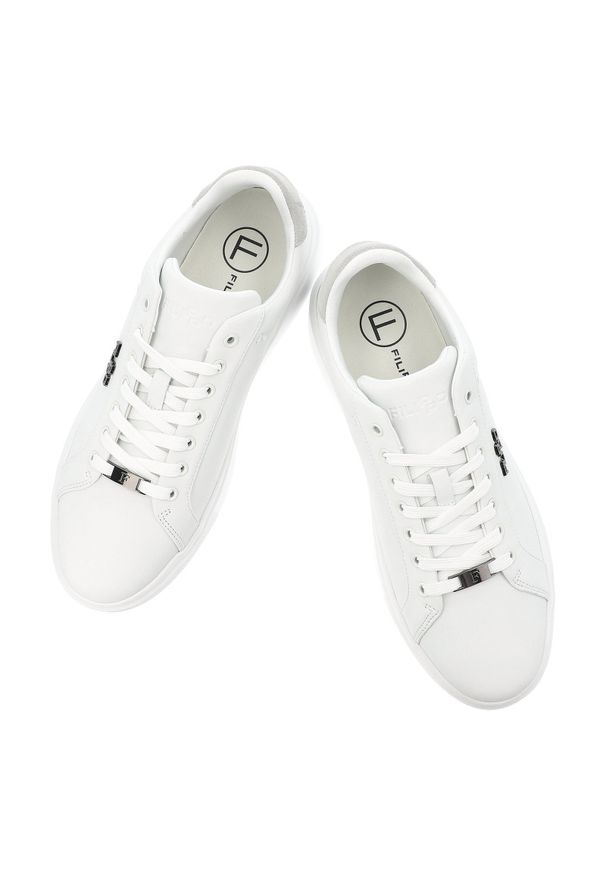 Sneakersy męskie Filippo, cholewka ze skóry naturalnej o gładkim wykończeniu klasyczne wiązanie na płaskiej podeszwie, białe, MP7840/26. Okazja: na co dzień. Kolor: biały. Materiał: skóra. Szerokość cholewki: normalna. Wzór: gładki. Obcas: na płaskiej podeszwie