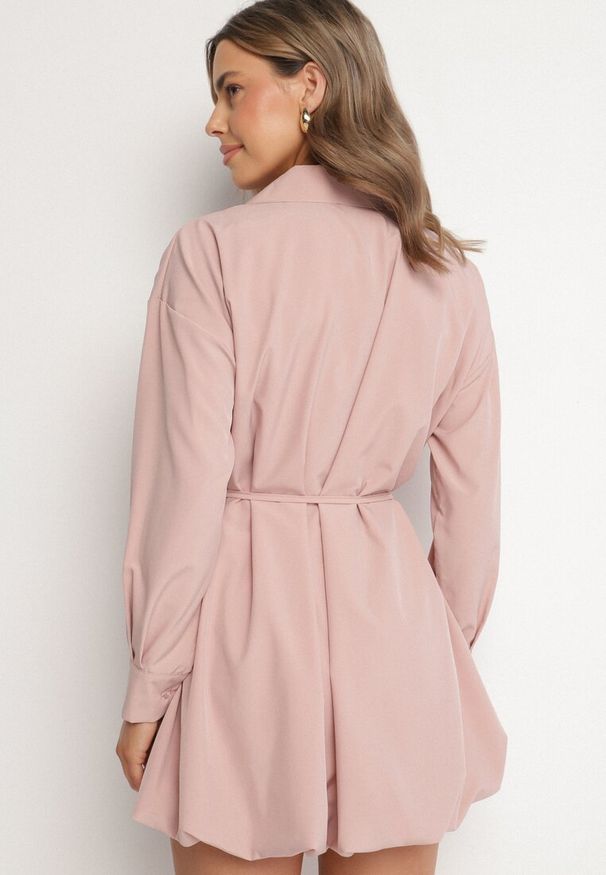 Born2be - Różowa Koszulowa Sukienka w Stylu Bombki z Paskiem Lavilorae. Typ kołnierza: kołnierzyk klasyczny. Kolor: różowy. Typ sukienki: bombki, koszulowe. Styl: klasyczny, elegancki