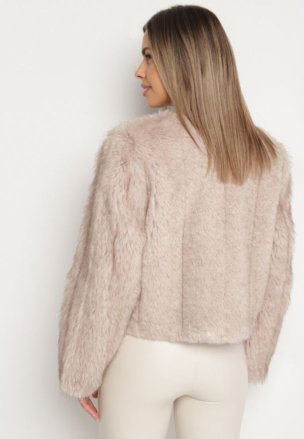 Born2be - Beżowa Futerkowa Kurtka o Prostym Kroju z Kieszeniami Awilise. Okazja: na studniówkę. Kolor: beżowy. Materiał: skóra. Długość: krótkie. Styl: klasyczny, wizytowy