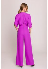 Stylove - Elegancki kombinezon damski z kopertowym dekoltem fioletowy. Okazja: na spotkanie biznesowe, na wesele, na imprezę, na ślub cywilny. Kolor: niebieski, fioletowy, pomarańczowy. Materiał: tkanina. Długość rękawa: krótki rękaw. Długość: krótkie. Styl: elegancki