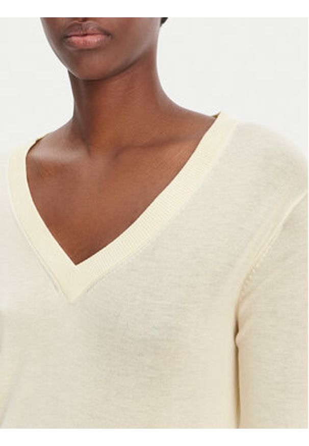 Calvin Klein Sweter LV044F324G Écru Regular Fit. Kolor: kremowy. Materiał: bawełna