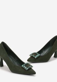 Born2be - Zielone Czółenka na Szpilce z Biżuteryjną Klamrą Amfrene. Nosek buta: otwarty. Zapięcie: klamry. Kolor: zielony. Obcas: na szpilce. Styl: klasyczny. Wysokość obcasa: średni