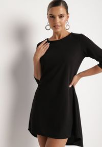 Born2be - Czarna Trapezowa Sukienka z Dłuższym Tyłem Gemirina. Okazja: na co dzień. Kolor: czarny. Typ sukienki: trapezowe. Styl: casual #7