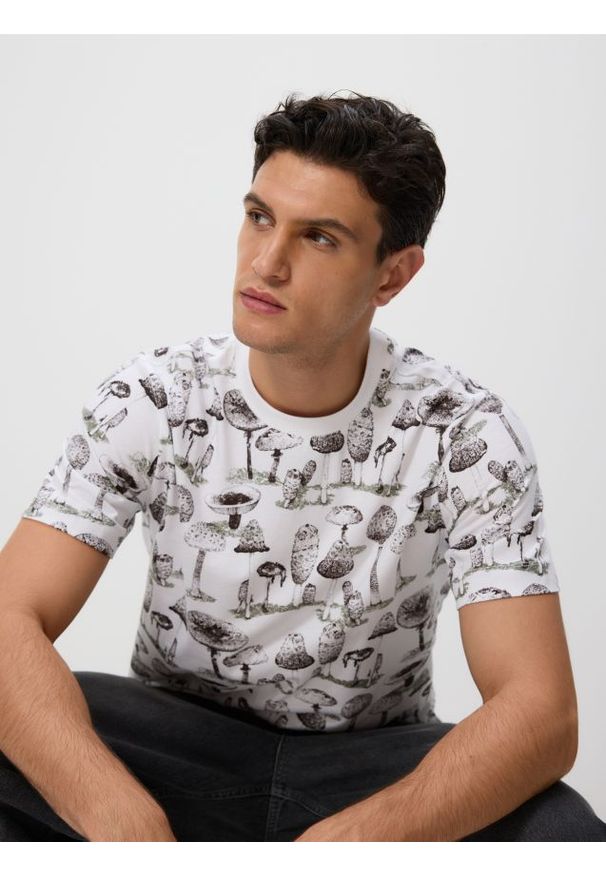Reserved - T-shirt regular z nadrukiem allover - biały. Kolor: biały. Materiał: dzianina, bawełna. Wzór: nadruk
