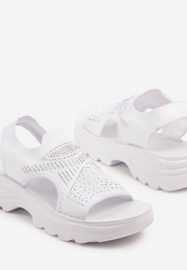 Born2be - Białe Sandały z Elastyczną Cholewką i Cyrkoniami Lileldi. Okazja: na co dzień. Kolor: biały. Materiał: jeans. Styl: elegancki, casual