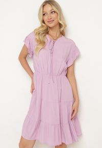Born2be - Fioletowa Sukienka z Gumką w Pasie Ozdobiona Falbanką i Wiązana Materiałowym Paskiem Tiamalou. Typ kołnierza: dekolt w łódkę. Kolor: fioletowy. Materiał: materiał. Długość rękawa: krótki rękaw. Wzór: aplikacja #3