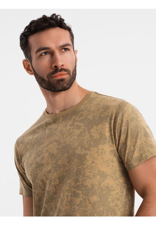 Ombre Clothing - Wzorzysta bawełniana męska koszulka z krótkim rękawem – oliwkowa V3 OM-TSFP-0223 - XXL. Okazja: na co dzień. Kolor: oliwkowy. Materiał: bawełna. Długość rękawa: krótki rękaw. Długość: krótkie. Wzór: nadruk. Styl: klasyczny, casual