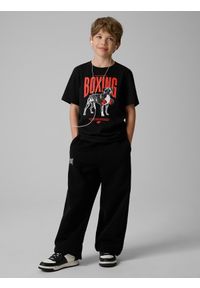 4f - 4F T-shirt regular z nadrukiem chłopięcy - czarny 152 (11-12 lat). Okazja: na co dzień, na uczelnię. Kolor: czarny. Materiał: materiał. Wzór: nadruk. Sezon: lato. Styl: casual, sportowy #2