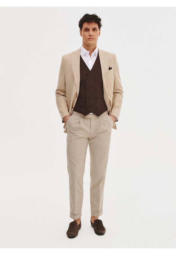 Pako Lorente - PAKO LORENTE - Brązowa dwurzędowa kamizelka męska. Kolor: brązowy. Materiał: wełna, poliester, wiskoza, elastan. Styl: elegancki, młodzieżowy