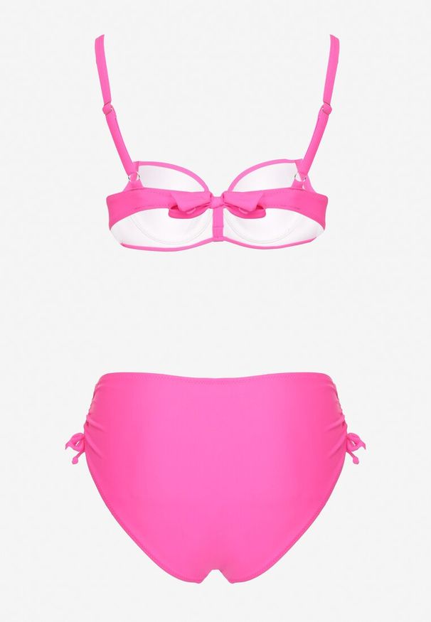 Renee - Fuksjowe Bikini Majtki Typu Figi i Biustonosz z Metalicznymi Ozdobami Kinasara. Kolor: różowy. Wzór: aplikacja