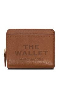 MARC JACOBS - Marc Jacobs Portfel damski 2R3SMP044S10 Brązowy. Kolor: brązowy. Materiał: skóra