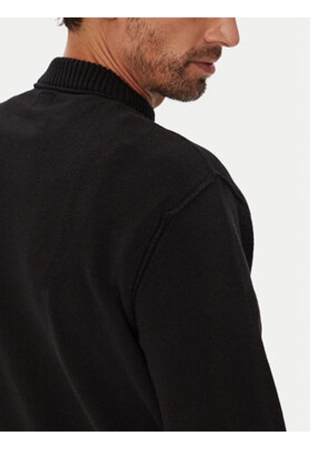 C.P. Company Sweter 19CMKN061A110432A Czarny Regular Fit. Kolor: czarny. Materiał: bawełna, syntetyk