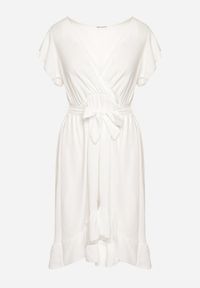 Born2be - Biała Kopertowa Sukienka z Asymetrycznym Dołem Ozdobiona Falbanką z Paskiem w Talii Snidia. Okazja: na spacer, na co dzień. Kolor: biały. Wzór: aplikacja. Sezon: lato. Typ sukienki: kopertowe, asymetryczne. Styl: casual, elegancki, klasyczny #7