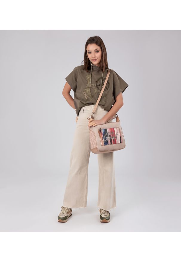 Beżowa Elegancka Torebka Damska Na Ramię Anekke Z Laleczką. Kolor: beżowy. Wzór: aplikacja. Materiał: zdobione. Styl: elegancki. Rodzaj torebki: na ramię