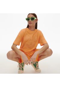 Reserved - T-shirt oversize Myszka Miki - Pomarańczowy. Kolor: pomarańczowy