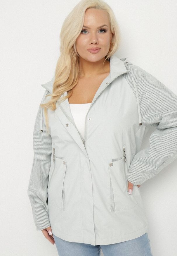 Born2be - Zielona Kurtka Wiatrówka z Odpinanym Kapturem i Ściągaczami Arseli. Okazja: na co dzień. Kolekcja: plus size. Kolor: zielony. Materiał: jeans, poliester, tkanina. Długość rękawa: długi rękaw. Długość: długie. Styl: casual, elegancki