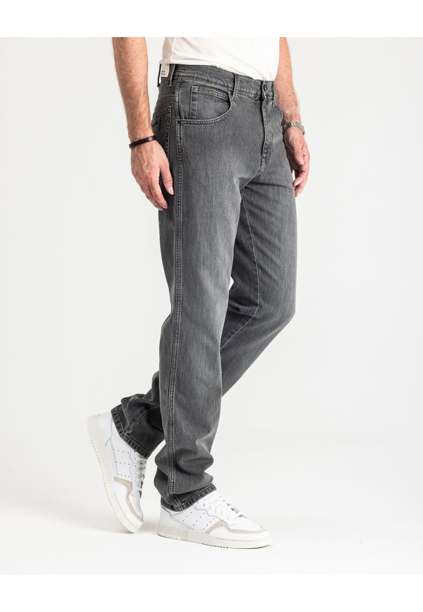 Wrangler - WRANGLER TEXAS MĘSKIE SPODNIE JEANSOWE DUSTY GRANITE W121P416N 112126173. Okazja: na spotkanie biznesowe. Styl: elegancki, biznesowy