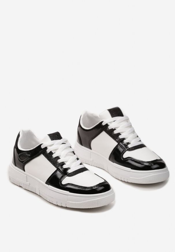 Renee - Biało-Czarne Sneakersy na Niskiej Platformie z Brokatem Nuera. Okazja: na co dzień. Kolor: biały. Obcas: na platformie