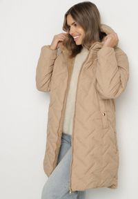 Born2be - Ciemnobeżowa Długa Kurtka Dwustronna z Pikowanymi Przeszyciami i Kapturem Olidia. Okazja: na spacer, na co dzień. Kolor: beżowy. Materiał: dzianina, jeans, futro, poliester. Długość: długie. Styl: casual, elegancki #5