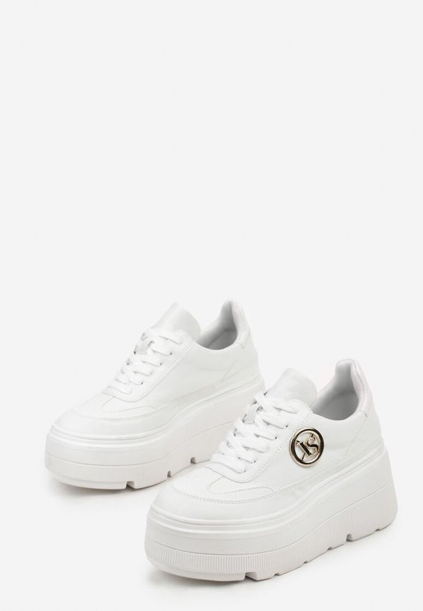 Born2be - Białe Sneakersy Vices na Platformie Zdobione Okrągłą Aplikacją Wodvire. Okazja: na co dzień, na spacer. Nosek buta: okrągły. Kolor: biały. Materiał: jeans. Szerokość cholewki: normalna. Wzór: aplikacja. Obcas: na platformie. Sport: turystyka piesza