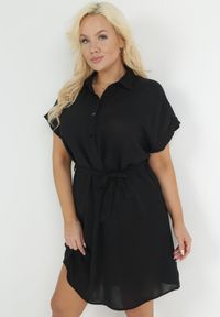 Born2be - Czarna Koszulowa Sukienka z Krótkim Rękawem i Wiązaniem w Pasie Mistie. Kolekcja: plus size. Kolor: czarny. Materiał: materiał. Długość rękawa: krótki rękaw. Wzór: gładki. Sezon: wiosna, lato. Typ sukienki: koszulowe. Długość: mini #1