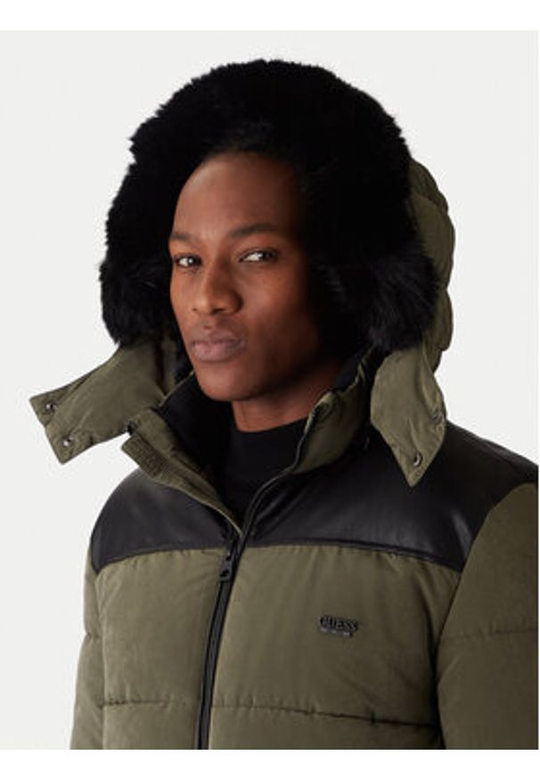 Guess Kurtka zimowa M5BL2A W2202 Zielony Regular Fit. Kolor: zielony. Materiał: syntetyk. Sezon: zima