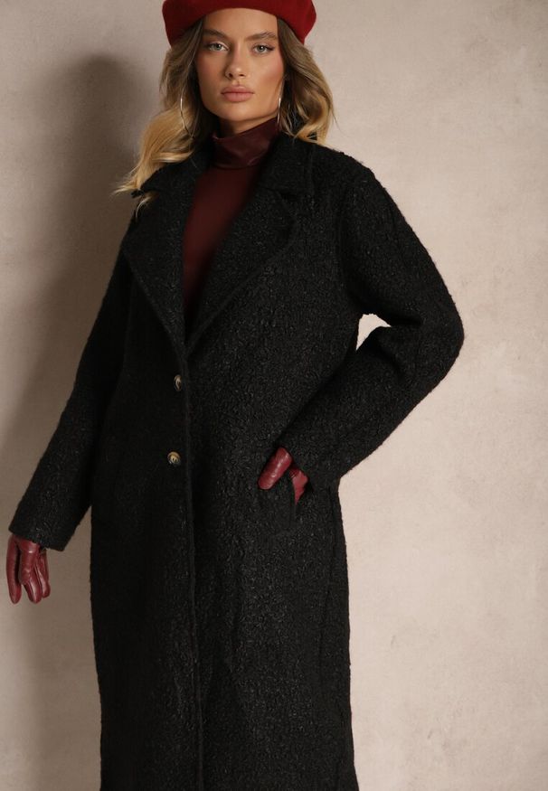 Renee - Czarny Płaszcz Jednorzędowy o Długim Kroju z Materiału Boucle Deorina. Okazja: na co dzień, na spotkanie biznesowe, do pracy. Kolor: czarny. Materiał: materiał. Długość: długie. Styl: wizytowy, biznesowy, klasyczny, casual