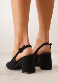 Renee - Czarne Czółenka na Słupku Typu Slingback Tareina. Okazja: na co dzień. Zapięcie: sprzączka. Kolor: czarny. Materiał: prążkowany, jeans. Obcas: na słupku. Styl: casual, elegancki #5