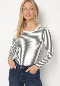 Born2be - Biała Bluzka Typu Longsleeve w Paski Ozdobiona Cyrkoniami Ralinella. Okazja: na co dzień. Kolor: biały. Materiał: jeans. Długość rękawa: długi rękaw. Wzór: paski, aplikacja. Styl: elegancki, casual, klasyczny