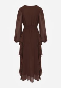 Renee - Brązowa Rustykalna Sukienka Wieczorowa z Falbanami i Marszczeniem w Talii Himereanes. Typ kołnierza: kołnierz z falbankami. Kolor: brązowy. Materiał: tkanina. Wzór: gładki, aplikacja. Typ sukienki: rozkloszowane. Styl: wizytowy #2