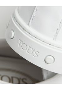 TOD'S - Białe sneakersy z monogramem. Nosek buta: okrągły. Kolor: biały. Materiał: guma. Wzór: gładki. Obcas: na płaskiej podeszwie #3